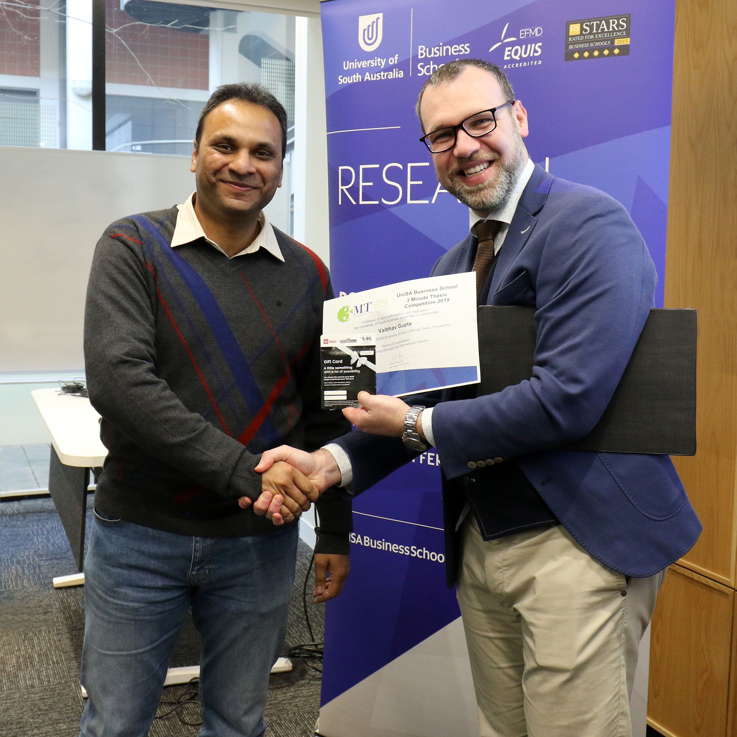 photo of Vaibhav receiving 3MT award